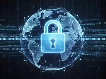 Leuchtend blaues Vorhängeschloss-Symbol auf digitalem Netzglobus, für Cybersicherheit und globalen Schutz vor Online-Betrug. - Foto: über boerse-global.de