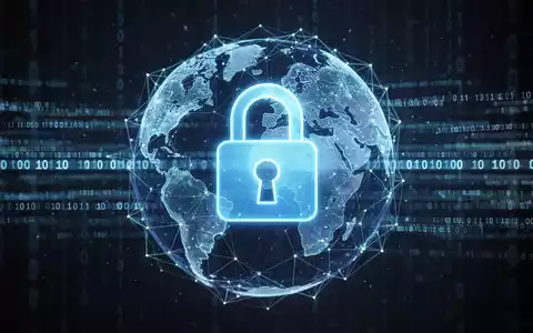 Leuchtend blaues Vorhängeschloss-Symbol auf digitalem Netzglobus, für Cybersicherheit und globalen Schutz vor Online-Betrug. - Foto: über boerse-global.de