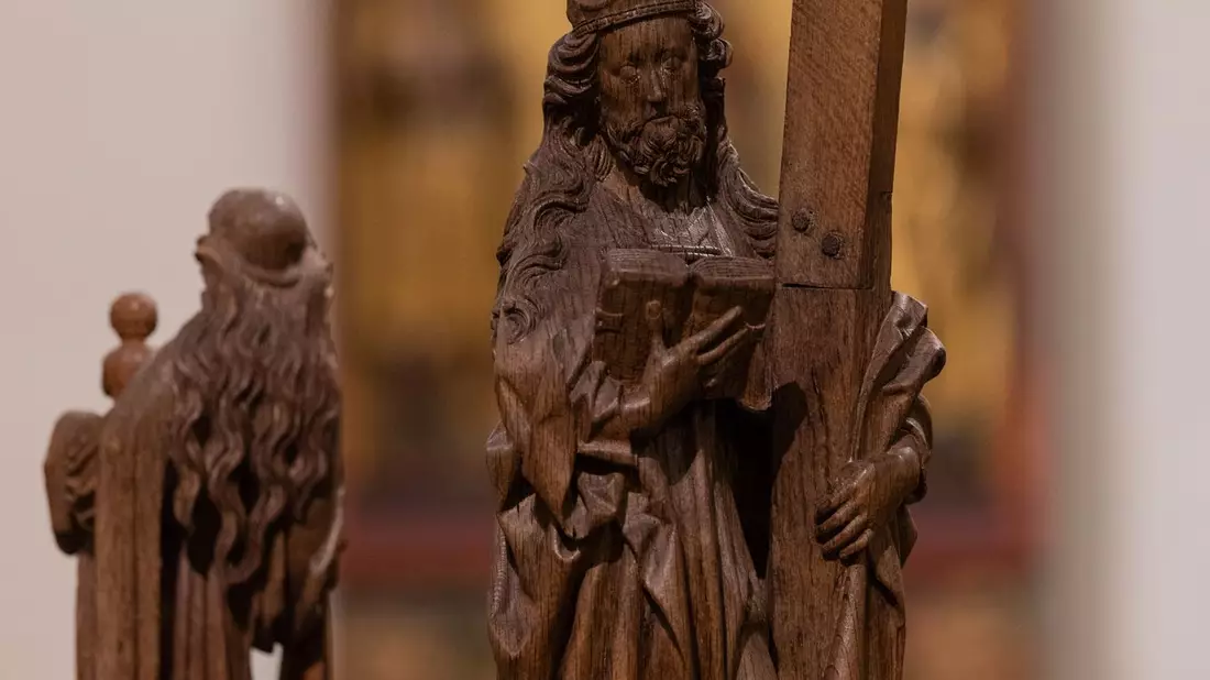 Der Heiligen Wilgefortis wuchs durch göttliches Eingreifen ein Vollbart, wodurch sie einer Zwangsverheiratung entging. Allerdings wurde sie daraufhin von ihrem wütenden Vater gekreuzigt. - Bild: Rolf Vennenbernd/dpa