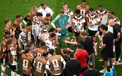 Bundestrainer Julian Nagelsmann (M/r) nutzte die Trinkpause, um taktische Dinge zu erklären. (Archiv) - Foto: Federico Gambarini/dpa