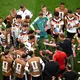 Bundestrainer Julian Nagelsmann (M/r) nutzte die Trinkpause, um taktische Dinge zu erklären. (Archiv) - Bild: Federico Gambarini/dpa