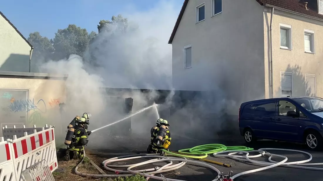 FW-DO: Drei Garagen im Vollbrand - Bild: presseportal.de