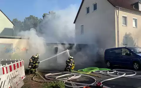 FW-DO: Drei Garagen im Vollbrand - Foto: presseportal.de