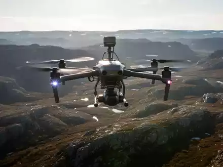 Eine Drohne fliegt über eine weite, unberührte Landschaft und führt eine Luftvermessung durch. - Foto: über boerse-global.de