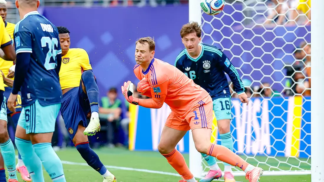 Ups, der Ball landet im Tor. Manuel Neuer weist aber einen Torwartfehler zurück.  - Bild: Shaquan Woody/CSM via ZUMA Press Wire/dpa
