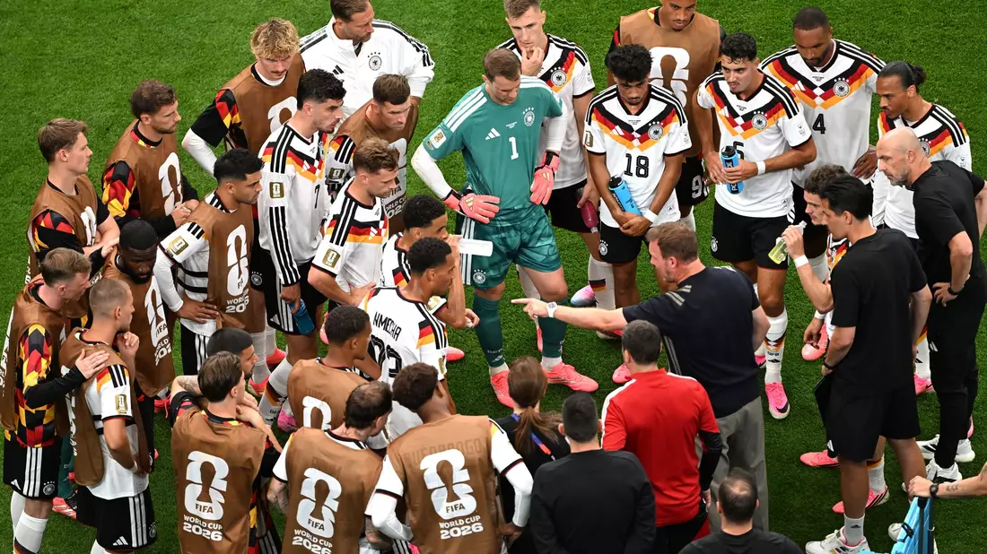 Erste Aufbauarbeit noch auf dem Platz im Finalstadion. - Bild: Federico Gambarini/dpa