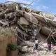 Zahlreiche Gebäude liegen in Trümmern. - Bild: Stringer/dpa