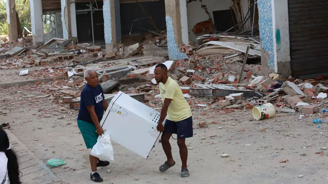 Menschen suchen mit bloßen Händen nach ihren Angehörigen. - Bild: Stringer/dpa