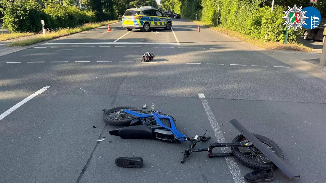 POL-OB: Kleinkraftrad zerstört - Kreuzungsunfall mit 18-Jährigem - Bild: presseportal.de