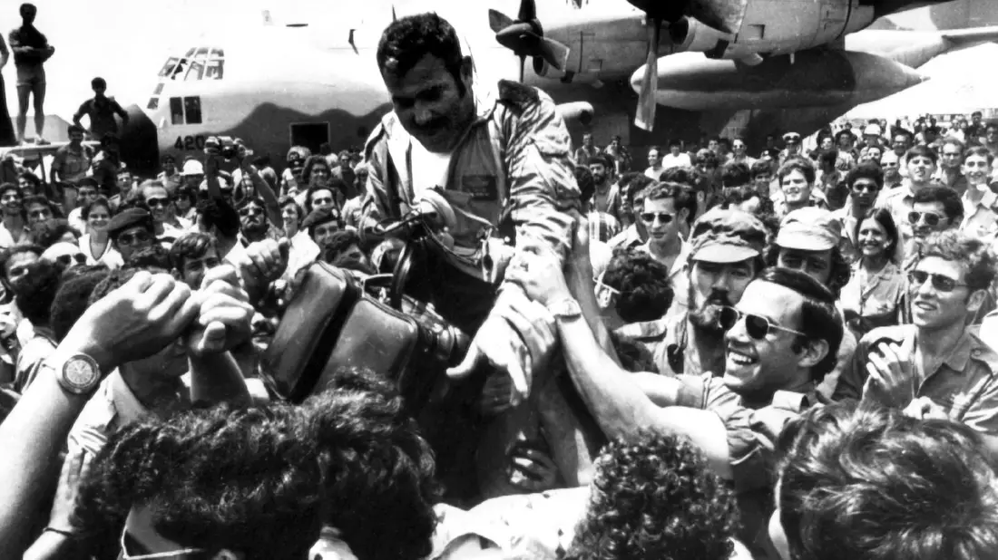 Ein an der damaligen Befreiungsaktion beteiligter Pilot wurde nach der Rückkehr auf dem Flughafen Ben Gurion gefeiert. (Archivbild) - Bild: picture alliance / dpa