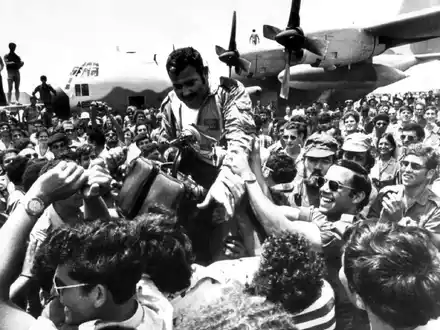 Ein an der damaligen Befreiungsaktion beteiligter Pilot wurde nach der Rückkehr auf dem Flughafen Ben Gurion gefeiert. (Archivbild) - Foto: picture alliance / dpa