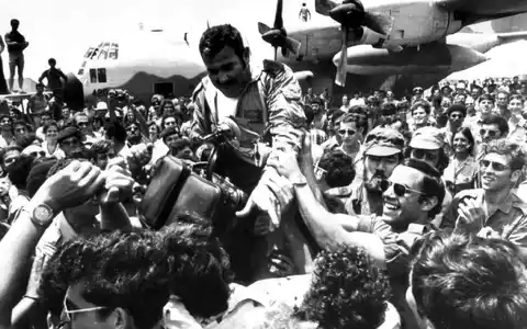 Ein an der damaligen Befreiungsaktion beteiligter Pilot wurde nach der Rückkehr auf dem Flughafen Ben Gurion gefeiert. (Archivbild) - Foto: picture alliance / dpa