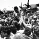 Ein an der damaligen Befreiungsaktion beteiligter Pilot wurde nach der Rückkehr auf dem Flughafen Ben Gurion gefeiert. (Archivbild) - Bild: picture alliance / dpa