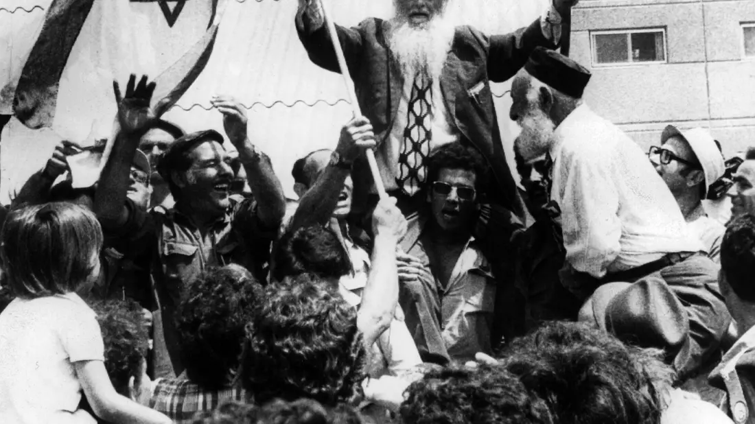 Verwandte und Freunde bejubeln im Juli 1976 auf dem Ben Gurion Flughafen in Tel Aviv die Rückkehr der Geiseln. (Archivbild) - Bild: picture alliance / dpa