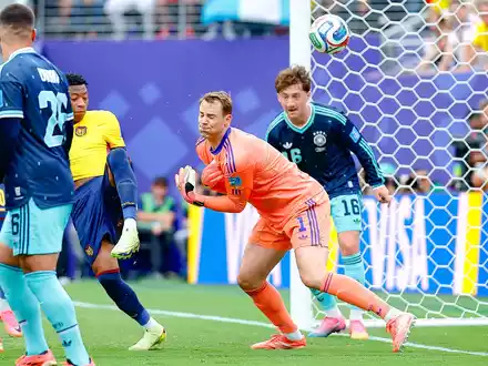 Manuel Neuer kommt gegen Ecuador nicht an den Ball, der Siegtreffer für die Südamerikaner.  - Foto: Shaquan Woody/CSM via ZUMA Press Wire/dpa