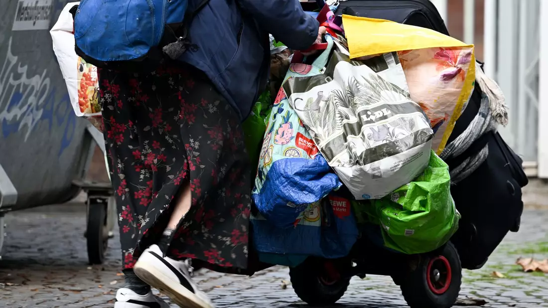 Knapp eine halbe Million Menschen sind von den Kommunen untergebracht, weil sie keine eigene Wohnung haben. (Symbolbild)  - Bild: Arne Dedert/dpa