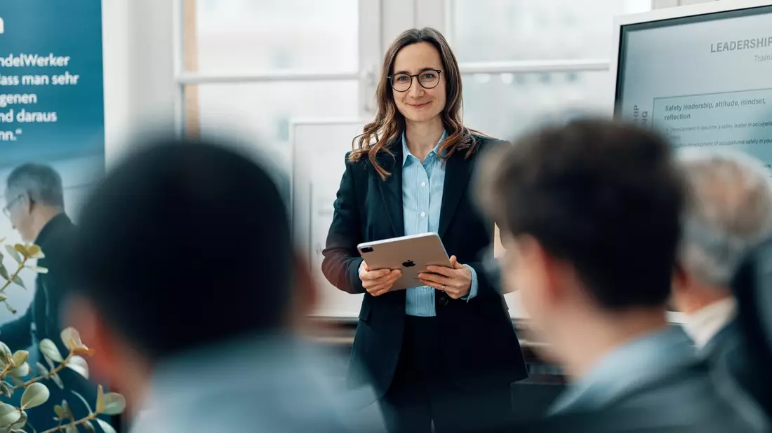 Arbeitssicherheit im dezentralen Bereich: Dr. Anna Ganzke von WandelWerker Consulting verrät, wie Unternehmen Handwerker, Monteure und Servicetechniker trotz wechselnder Einsatzorte besser schützen - Bild: presseportal.de