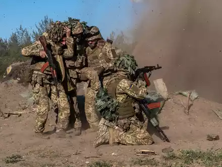Die Ukraine kann ihren Bedarf an Soldaten auch wegen vieler Fahnenflüchtigen nicht decken. (Archivbild) - Foto: Andrii Marienko/AP/dpa