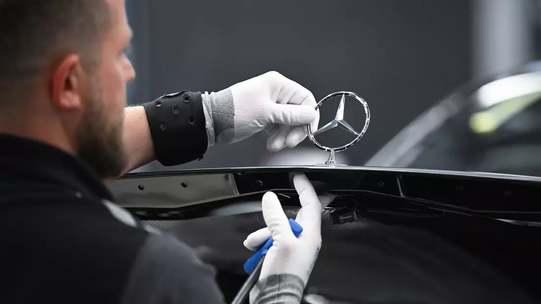 Mercedes-Benz verschärft den Sparkurs. (Archivbild) - Bild: Bernd Weißbrod/dpa
