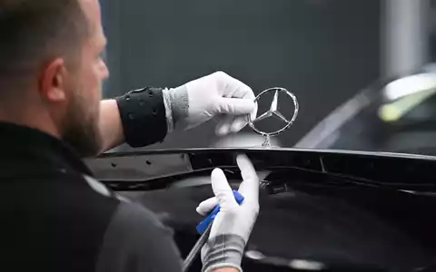 Mercedes-Benz verschärft den Sparkurs. (Archivbild) - Foto: Bernd Weißbrod/dpa