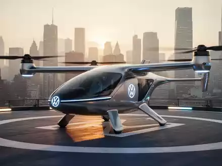 Ein schlankes, futuristisches eVTOL-Flugzeug mit dezentem VW-Logo auf einem Dachlandeplatz über einer modernen Stadt bei Sonnenuntergang. - Foto: über boerse-global.de