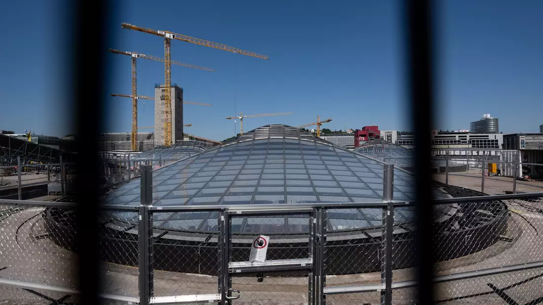 Wird nicht nur später fertig, sondern auch teurer: der neue Stuttgarter Hauptbahnhof.  - Bild: Marijan Murat/dpa
