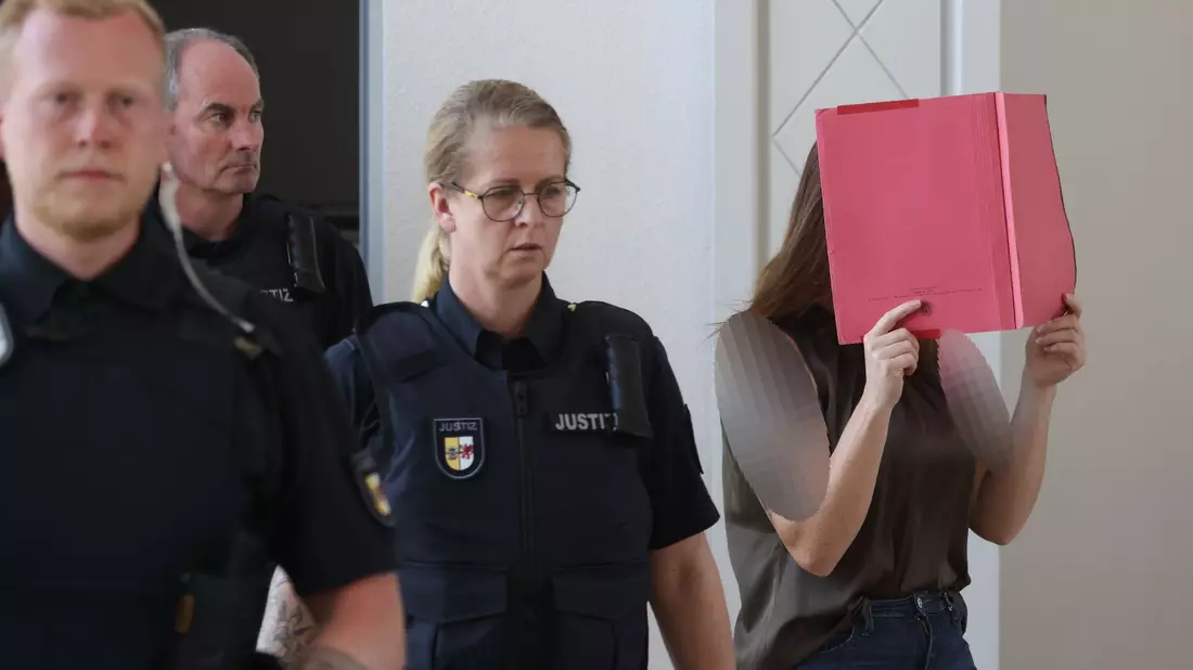 Die Angeklagte schweigt bislang zu den Vorwürfen. - Bild: Danny Gohlke/dpa