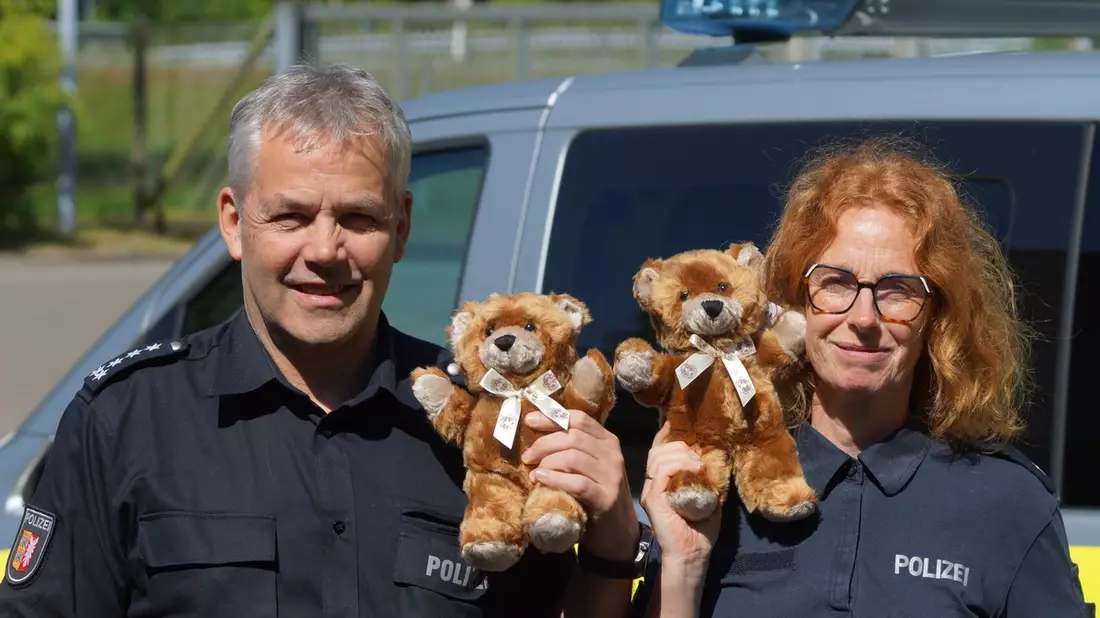 POL-FL: Schuby: Übergabe von 54 Tröste-Bären an das Polizeiautobahn- und Bezirksrevier Nord - Bild: presseportal.de