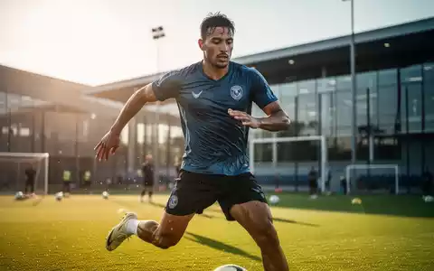 Ein Profifußballer trainiert bei hohen Temperaturen auf einem sonnigen Sportplatz, zeigt Anstrengung und Konzentration. - Foto: über boerse-global.de