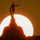 Regional sind am Sonntag bis zu 42 Grad möglich. - Bild: Robert Michael/dpa