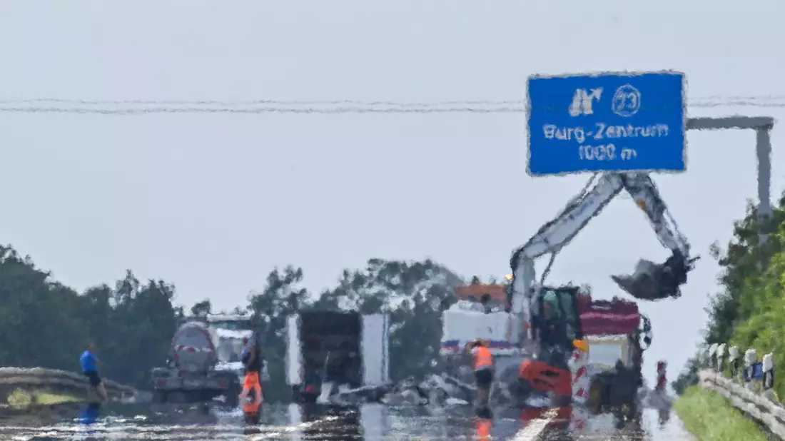 Hohe Temperaturen können auf Autobahnen zu gefährlichen Fahrbahnschäden führen – zuletzt war das etwa auf der A2 der Fall. - Bild: Klaus-Dietmar Gabbert/dpa