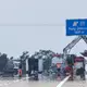 Hohe Temperaturen können auf Autobahnen zu gefährlichen Fahrbahnschäden führen – zuletzt war das etwa auf der A2 der Fall. - Bild: Klaus-Dietmar Gabbert/dpa