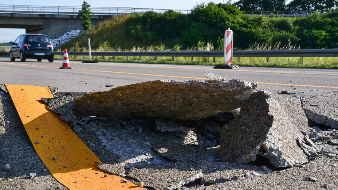 Extreme Hitze kann Beton- und Asphaltfahrbahnen beschädigen. (Archivbild)  - Bild: Rene Priebe/dpa/dpa-tmn