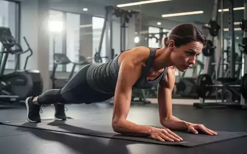 Eine Person macht eine Plank-Übung auf einer Yogamatte in einem modernen Fitnessstudio, die Rumpfkraft demonstriert. - Foto: über boerse-global.de
