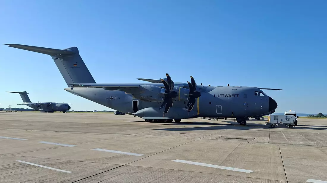Mit Bundeswehrmaschinen fliegen Hilfskräfte aus Deutschland nach Venezuela. - Bild: Kai Moorschlatt/dpa