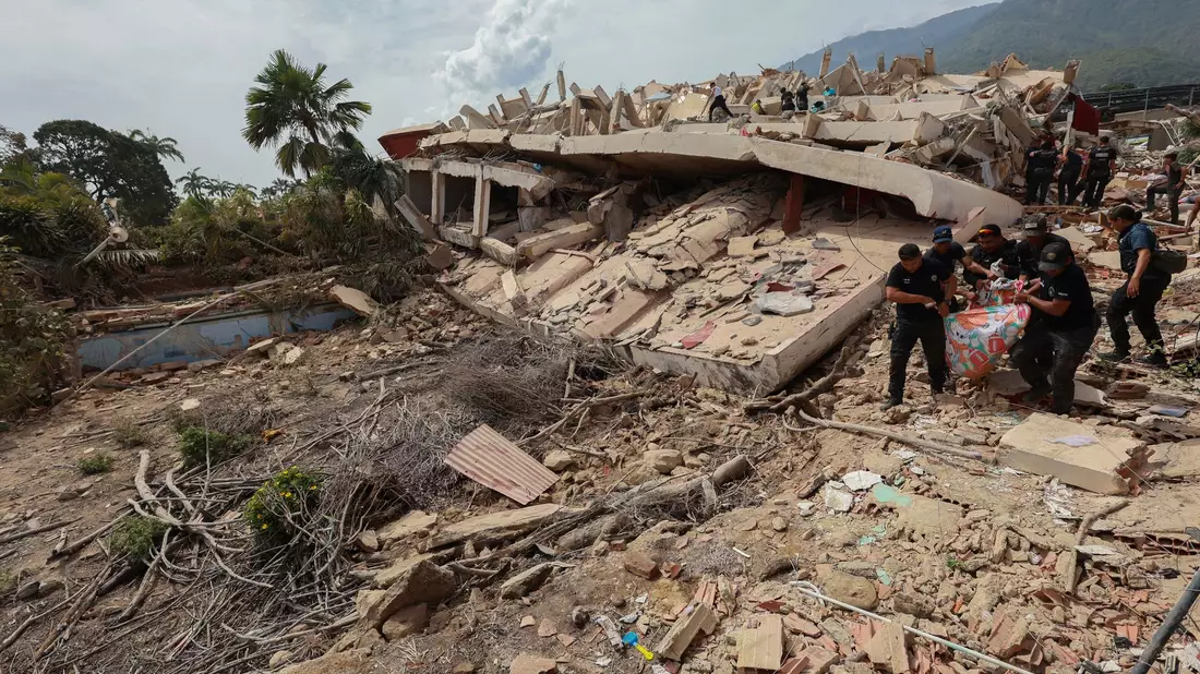 Tausende Menschen werden noch unter den Trümmern vermutet. - Bild: Stringer/dpa