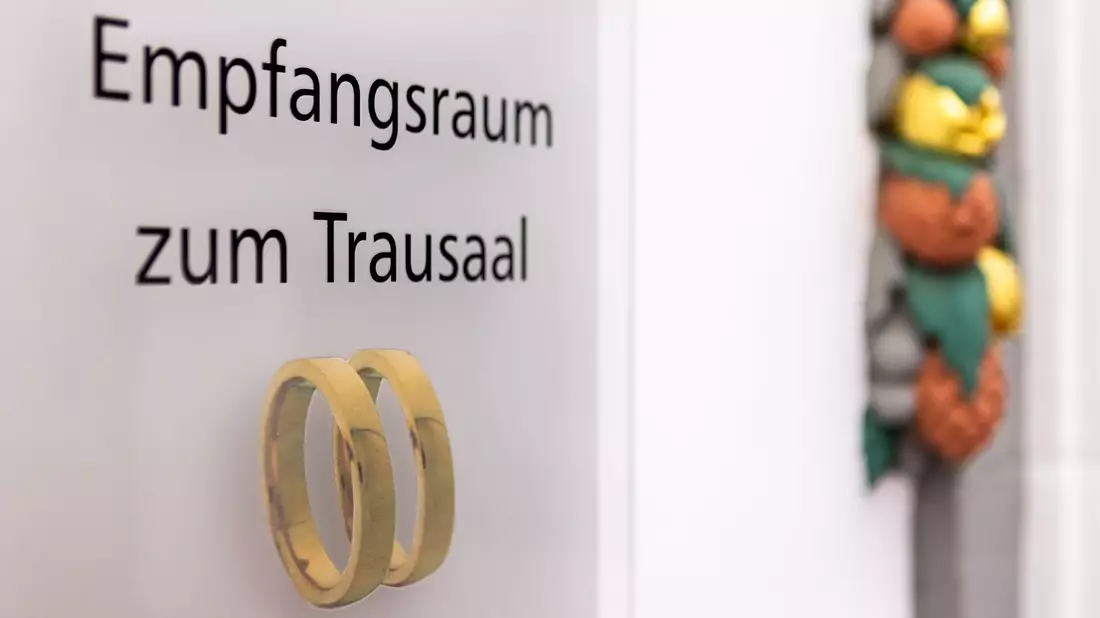 Die Zahl der Hochzeiten fiel auf einen Tiefststand. (Symbolbild) - Bild: Christian Lademann/dpa