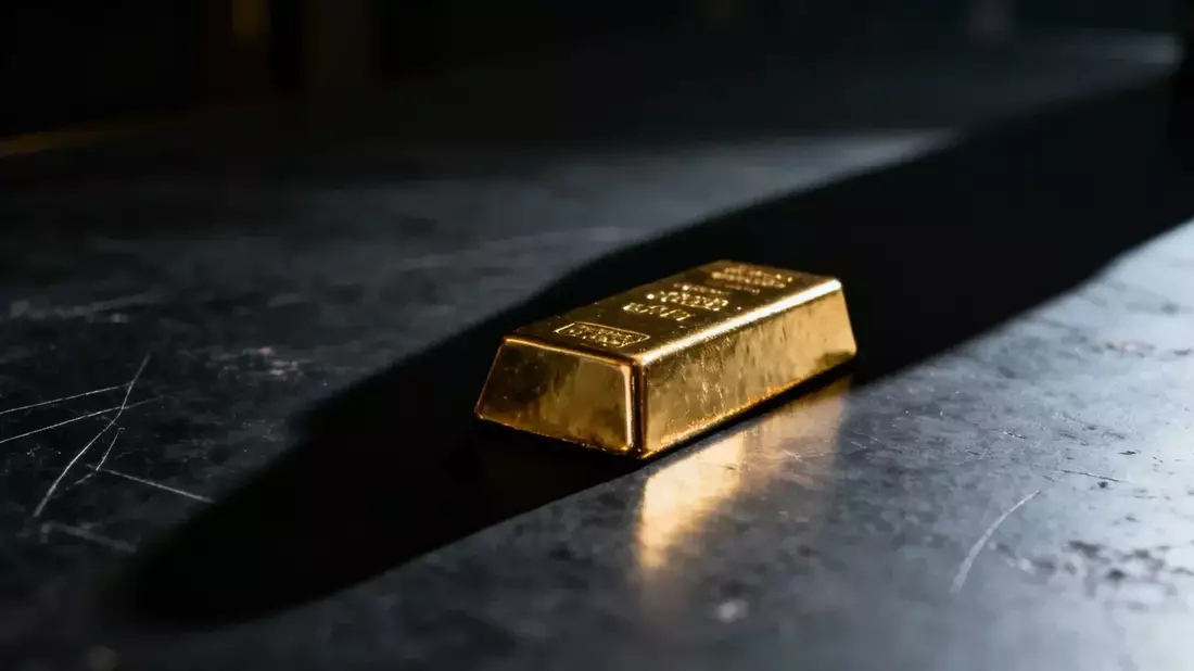 Oro cae 28% desde récord, pero fusiones mineras marcan récord de actividad