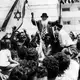 Verwandte und Freunde bejubeln im Juli 1976 auf dem Ben Gurion Flughafen in Tel Aviv die Rückkehr der Geiseln. (Archivbild) - Bild: picture alliance / dpa