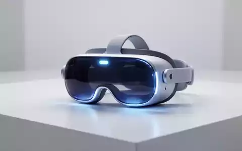 Ein Apple Vision Pro Mixed-Reality-Headset liegt auf einer sauberen weißen Oberfläche, umgeben von einem sanften blauen Leuchten. - Foto: über boerse-global.de