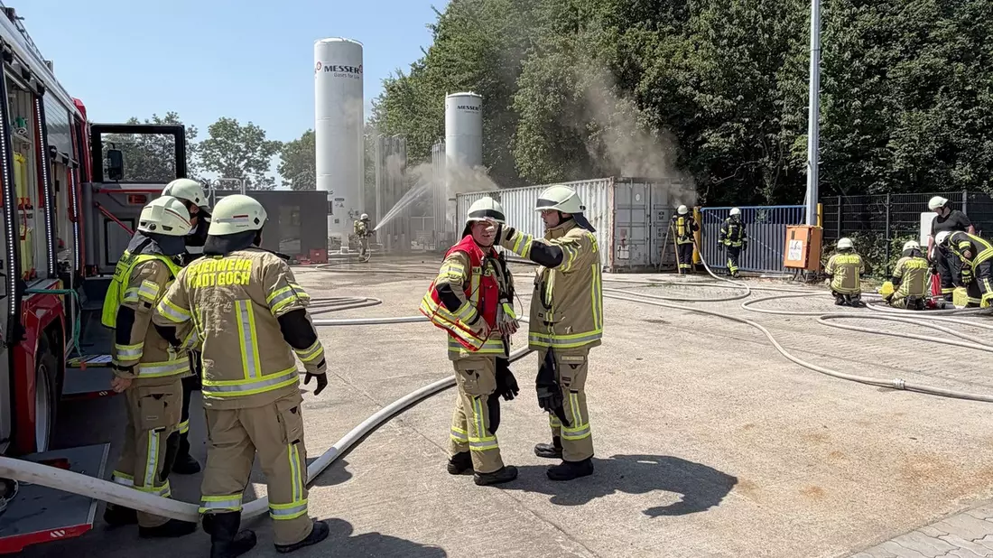 Feuerwehr Goch: Schweißarbeiten lösen Containerbrand aus - Bild: presseportal.de