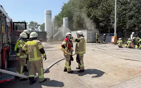 Feuerwehr Goch: Schweißarbeiten lösen Containerbrand aus - Foto: presseportal.de