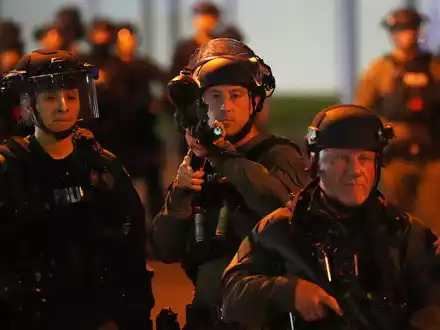 Die Vorgangsweise der US-Einwanderungsbehörde ICE hat in der Vergangenheit wiederholt zu Kritik geführt. (Archivbild) - Foto: Adam Gray/AP/dpa