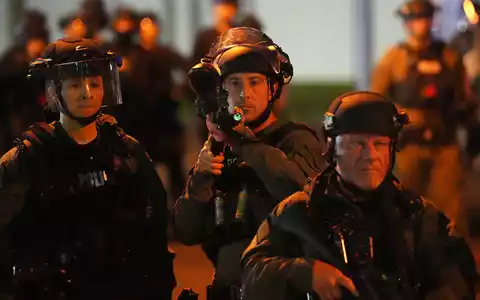 Die Vorgangsweise der US-Einwanderungsbehörde ICE hat in der Vergangenheit wiederholt zu Kritik geführt. (Archivbild) - Foto: Adam Gray/AP/dpa
