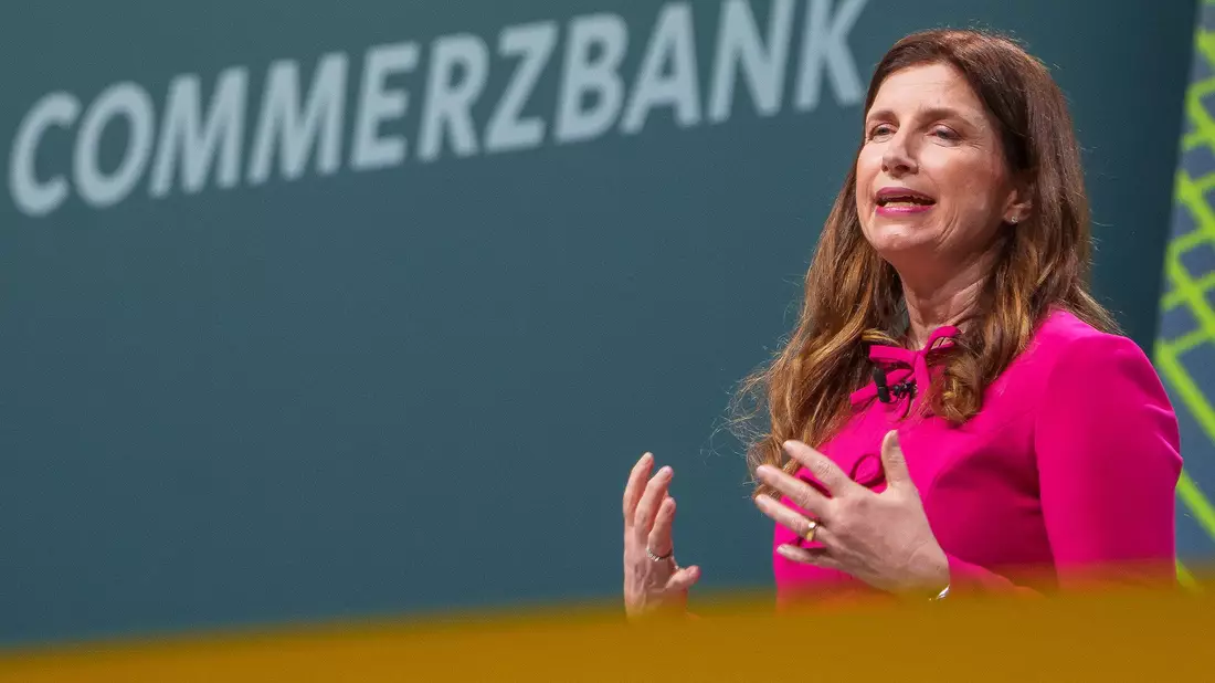 Commerzbank-Chefin Bettina Orlopp wirbt um die Treue der Aktionäre - Bild: Andreas Arnold/dpa