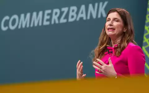 Commerzbank-Chefin Bettina Orlopp wirbt um die Treue der Aktionäre - Foto: Andreas Arnold/dpa