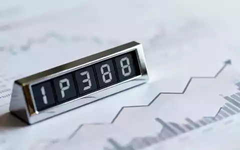 Nahaufnahme eines stilisierten Börsentickers mit 'KNDS' und einem Datum, unscharfe Finanzcharts im Hintergrund. - Foto: über boerse-global.de