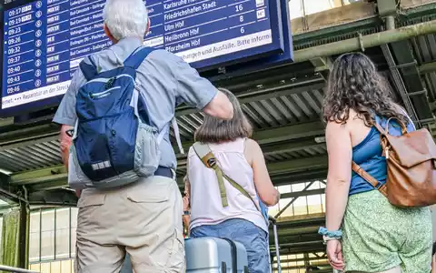 Bei der Bahn kam in der Nacht auf Dienstag wegen einer Funkstörung der gesamte Zugverkehr zum Erliegen. Am Dienstagmorgen lief der Verkehr wieder an. (Archivbild) - Foto: Jason Tschepljakow/dpa
