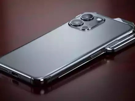 Nahaufnahme eines eleganten, dunkelkirschroten Smartphones von oben, mit metallischem Finish und Kamerasystem. - Foto: über boerse-global.de