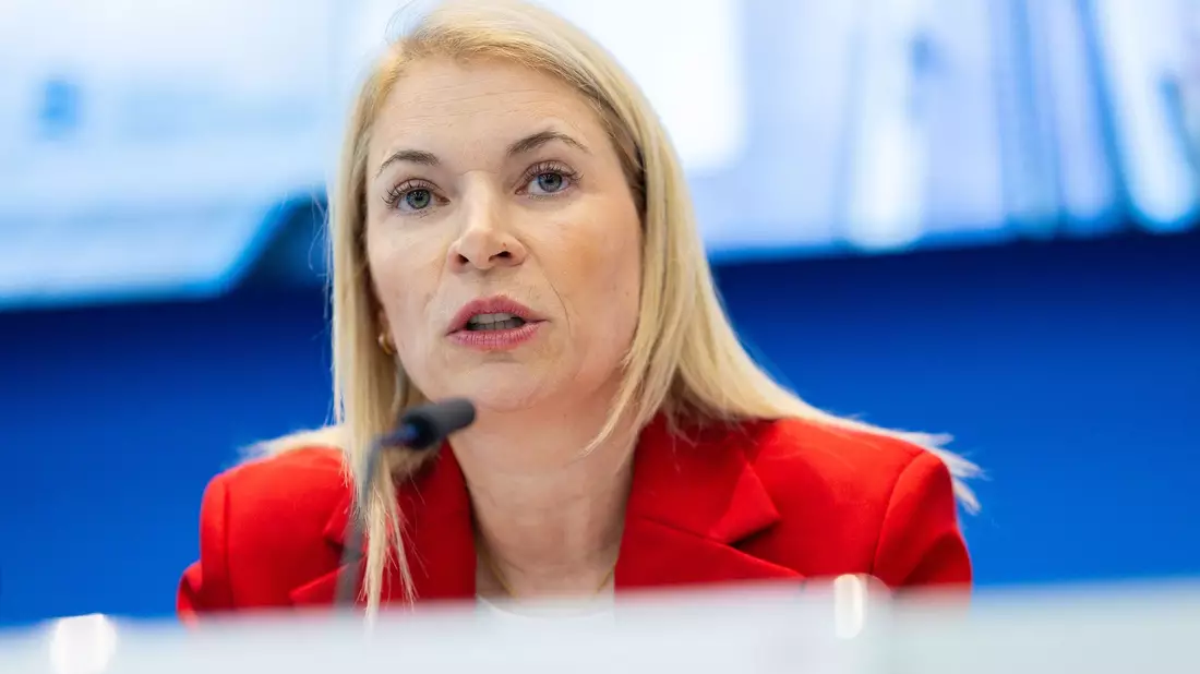 Bahnchefin Evelyn Palla musste den Projektpartnern von Stuttgart 21 die erneute Verschiebung der Eröffnung erklären. - Bild: Christoph Schmidt/dpa
